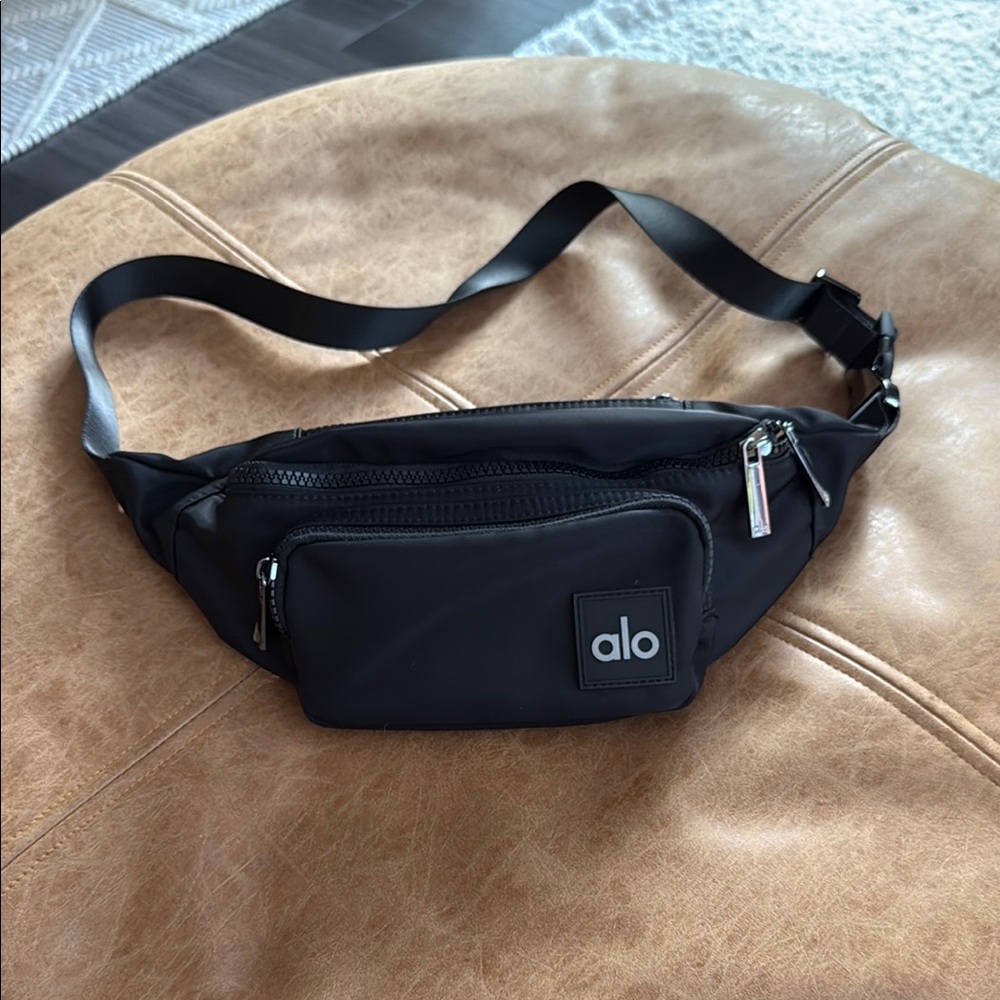 ALO Yoga Sleek Black Belt Bag